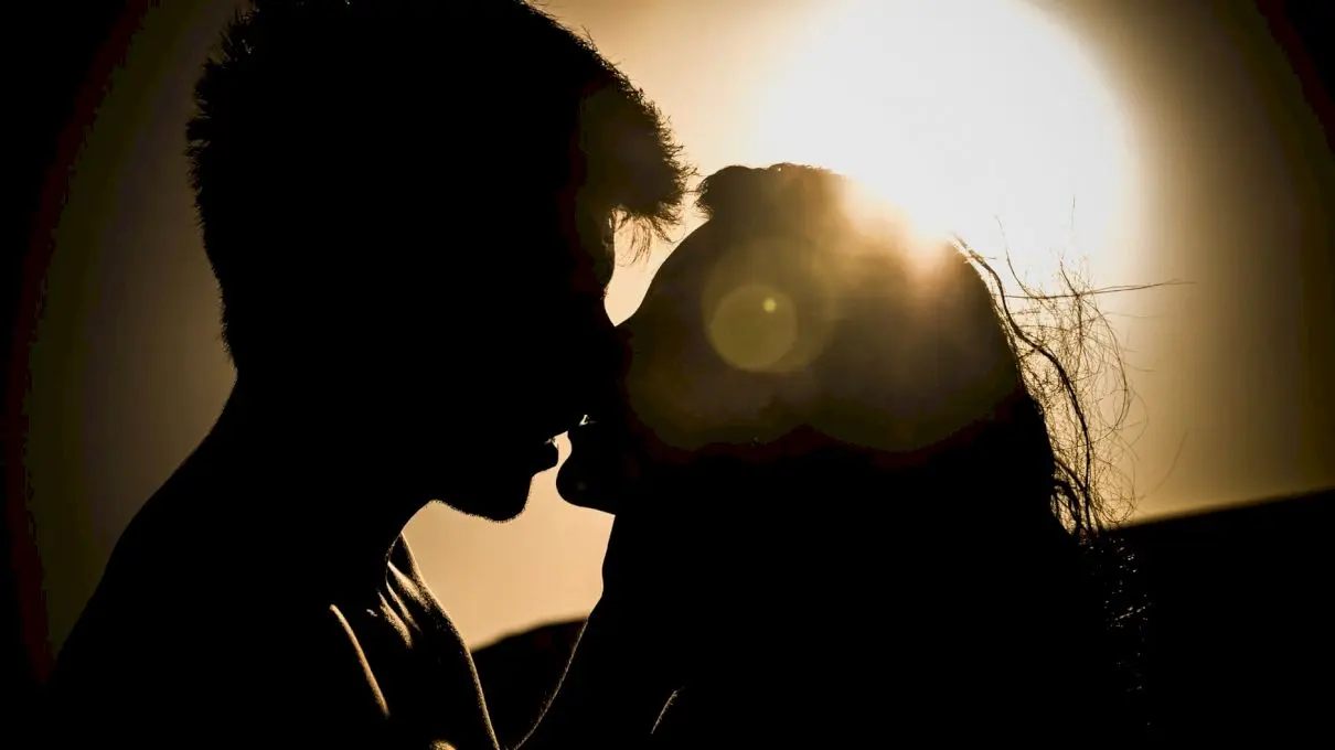 Cum se sărută? Ce pași să urmezi pentru sărutul perfect?