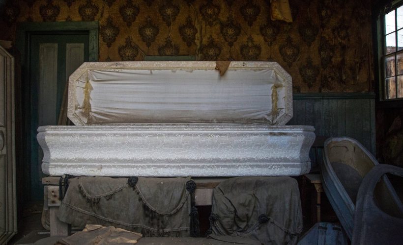 De ce în unele regiuni din România i se face nuntă mortului înainte de înhumare?