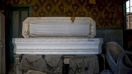 De ce în unele regiuni din România i se face nuntă mortului înainte de înhumare?