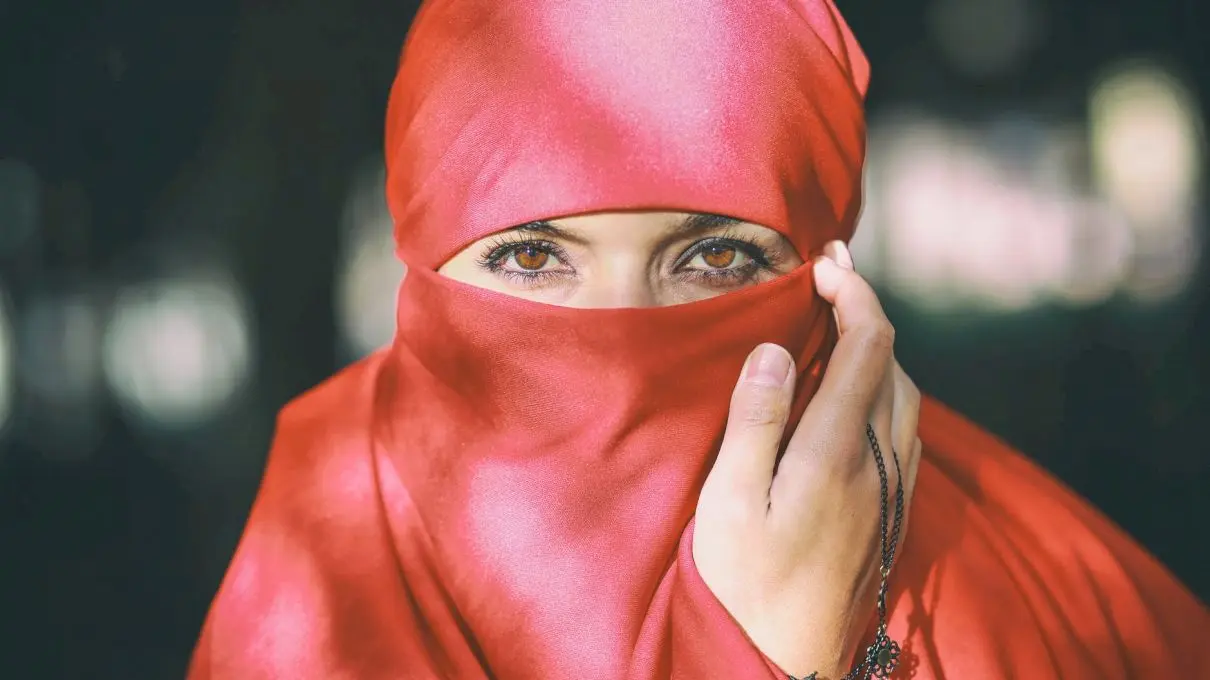 De ce poartă femeile islamice văl pe chip? De ce prostituatele nu au voie să poarte?