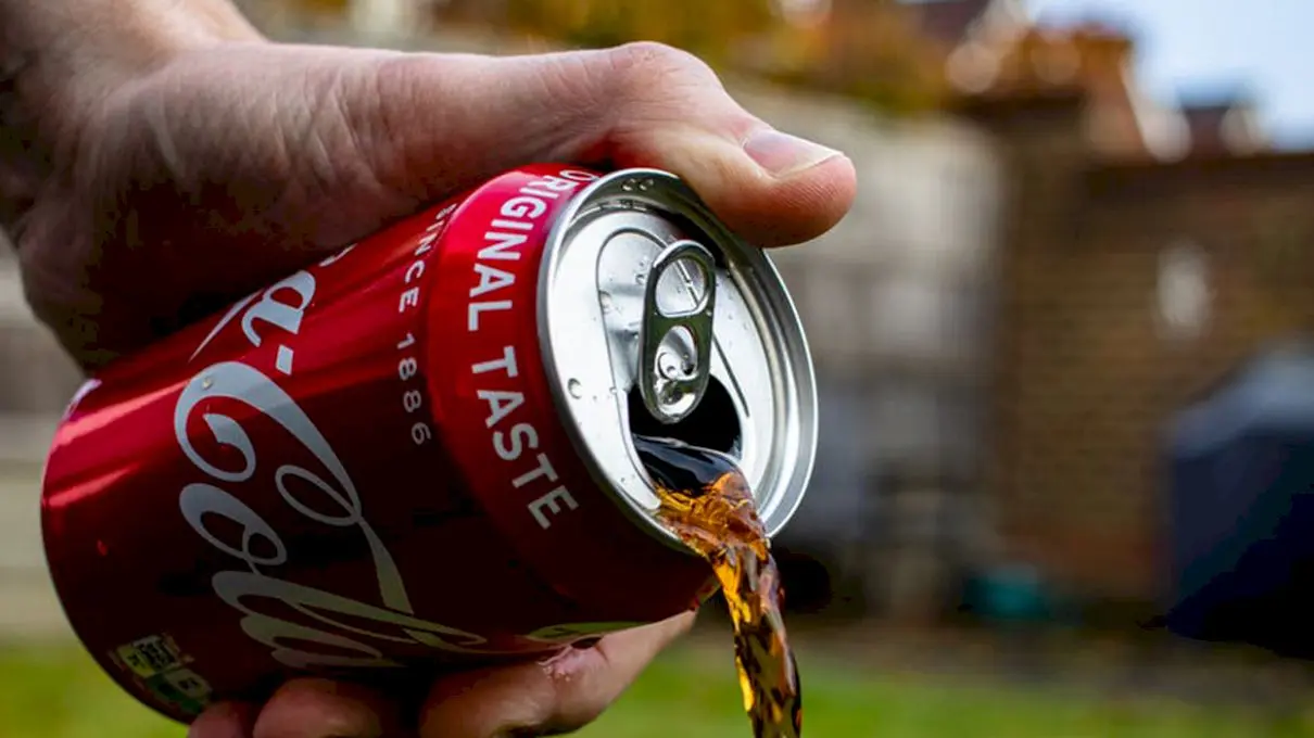 La ce ajută orificiul de la cheița cutiei de Coca Cola?