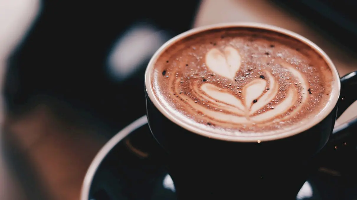 Cât de sănătoasă este cafeaua? Beneficii și riscuri