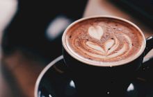 Cât de sănătoasă este cafeaua? Beneficii și riscuri