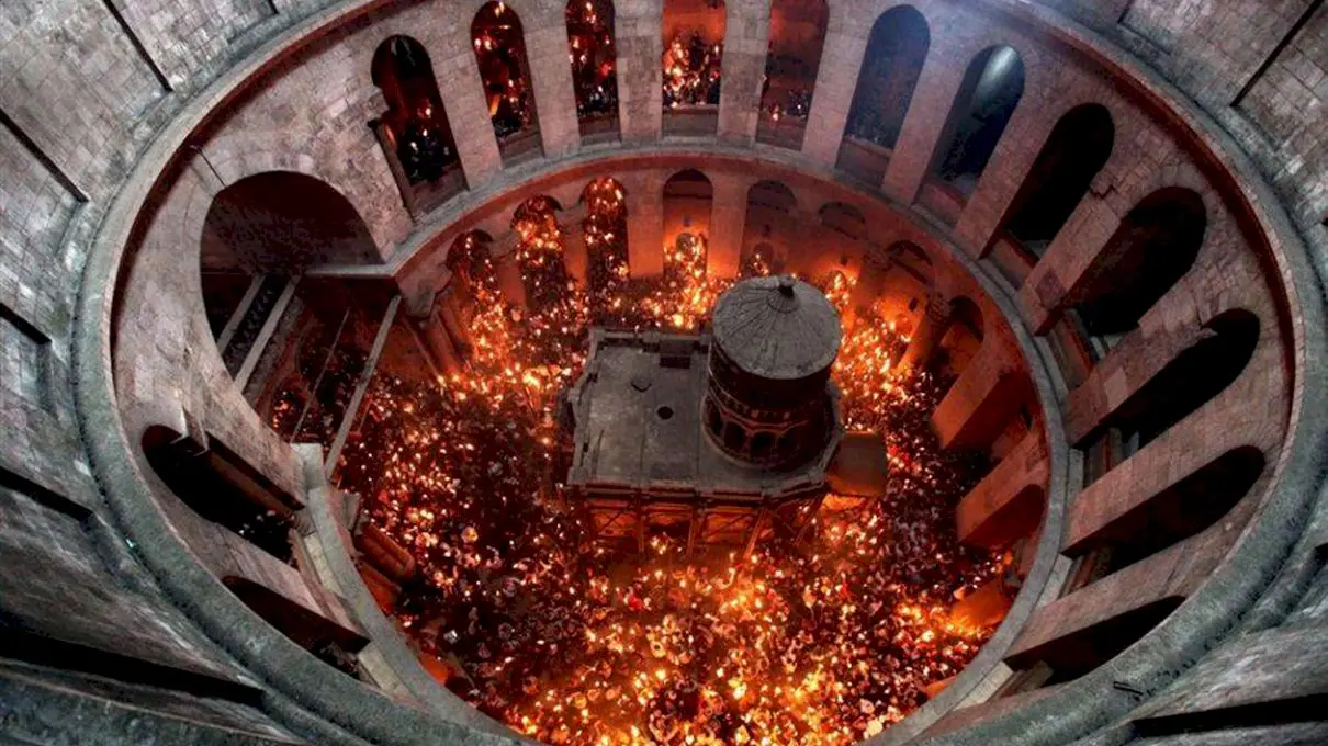 Cum se aprinde Lumina Sfântă la Ierusalim? Cum aprinde preotul lumânările fără sursă de foc?