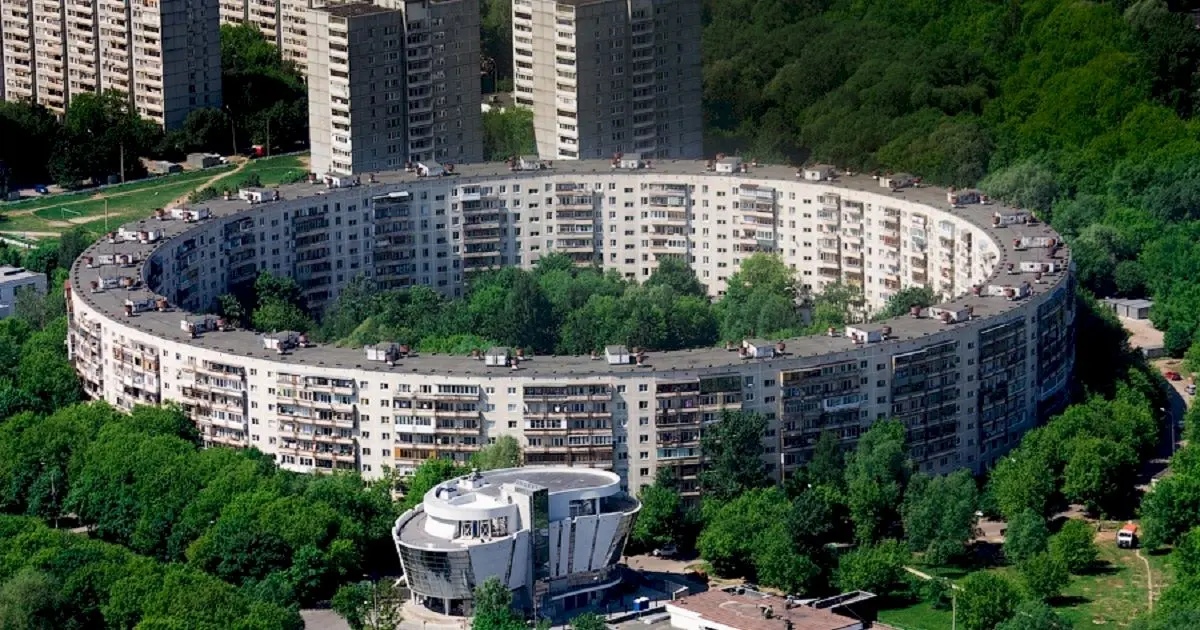 De ce au fost construite astfel blocurile circulare din Rusia?