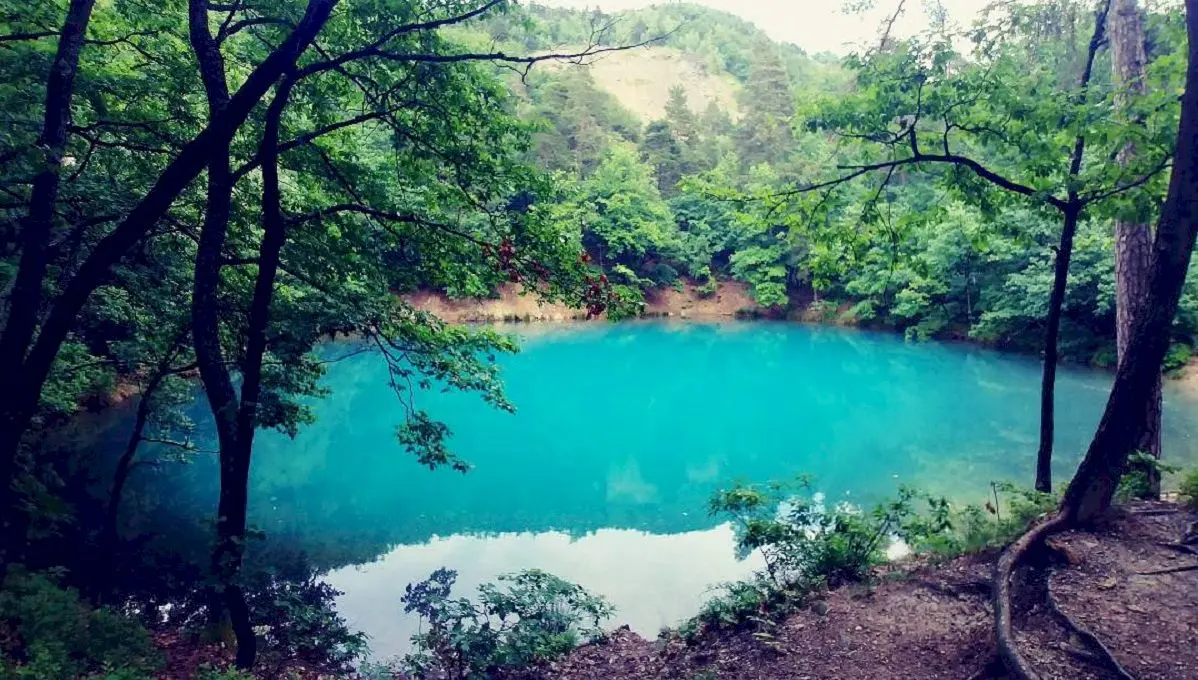 De ce Lacul Albastru din Baia Sprie își schimbă culoarea în funcție de anotimp?