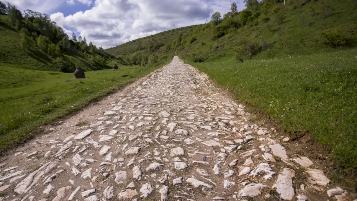 Care este singurul sat din România cu drum de marmură?