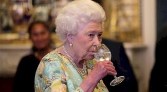 E adevărat că Regina Elisabeta a Marii Britanii bea doar vin românesc?