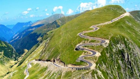 Care e singurul munte din România a cărui creastă poate fi parcursă cu mașina în totalitate?