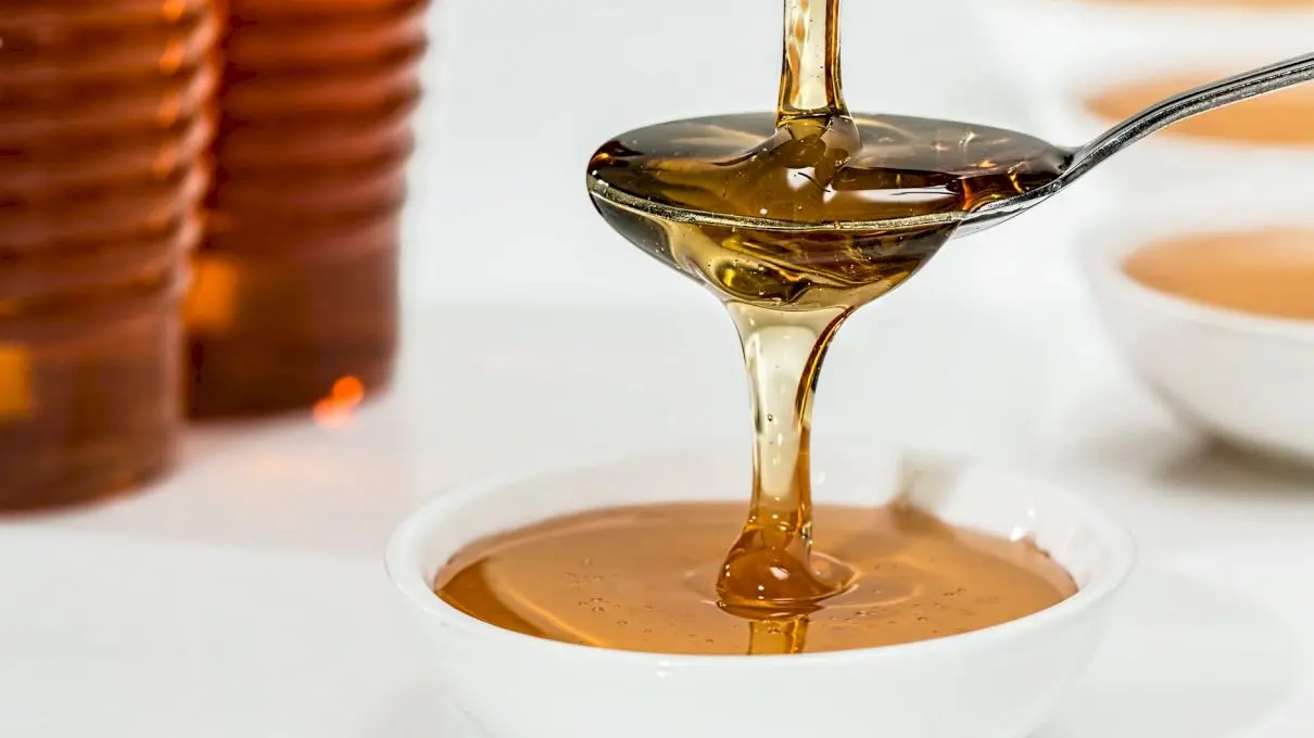De ce se zaharisește mierea? Cum știi dacă este naturală sau contrafăcută?