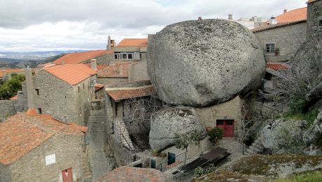 E adevărat că în Portugalia există un sat construit din bolovani gigantici?
