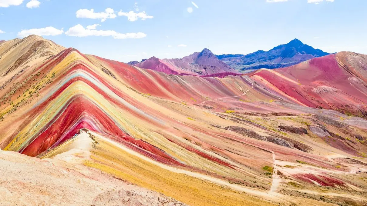 De ce Muntele Curcubeu din Peru arată astfel? Cum a apărut?