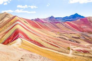 De ce Muntele Curcubeu din Peru arată astfel? Cum a apărut?