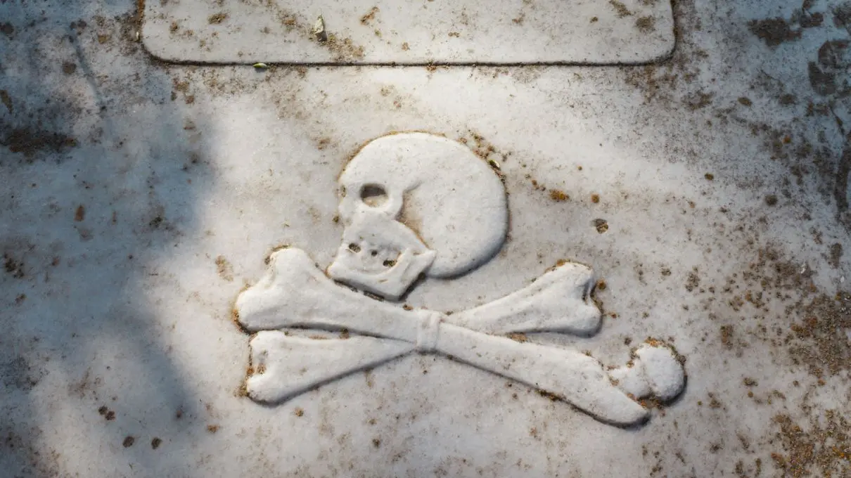 Care este povestea „Mormântului Piratului”, singurul din România care are ca piatră funerară craniul cu două oase?