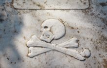 Care este povestea „Mormântului Piratului”, singurul din România care are ca piatră funerară craniul cu două oase?