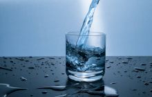 Te ajută consumul de apă să slăbești? Câtă apă trebuie să bei?