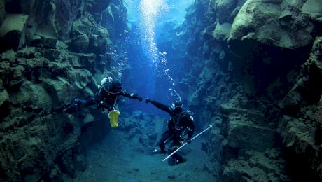 Care este singurul loc din lume unde poți atinge simultan două plăci tectonice?