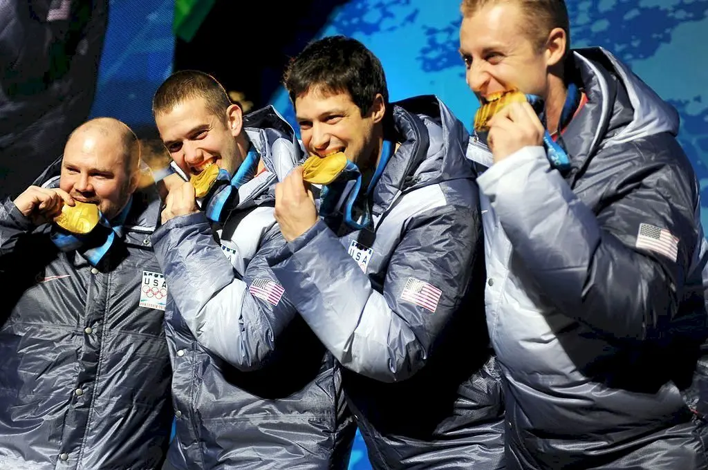 De ce își mușcă olimpicii medaliile de aur?