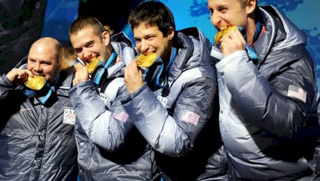 De ce își mușcă olimpicii medaliile de aur?