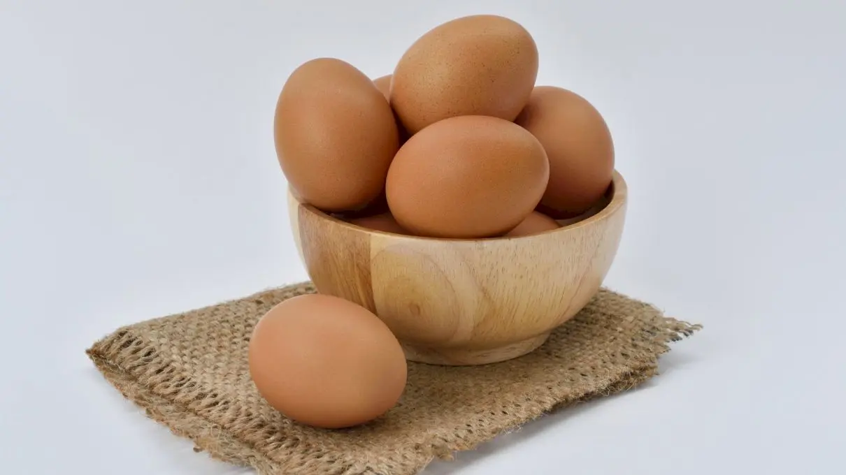 În cât timp se fierbe un ou? De ce ouăle NU se țin pe ușa frigiderului?