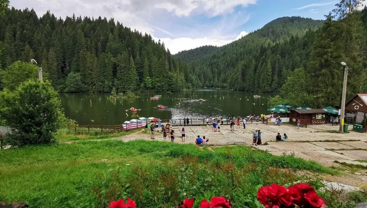 De ce Lacul Roșu se numește astfel?