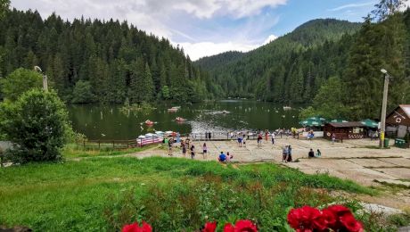 De ce Lacul Roșu se numește astfel?