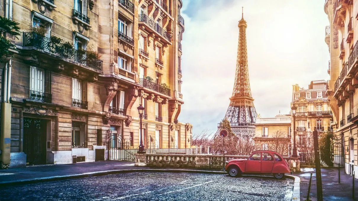 De ce Paris este numit „Orașul luminii”? De unde vine numele de Paris?