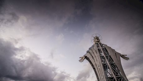 Este adevărat că în România se află cea mai mare statuie a lui Iisus din Europa de Est?