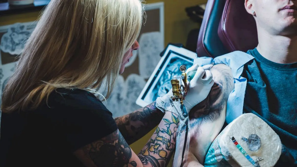 Cum se face un tatuaj? Ce boli poți lua dacă îți faci un tatuaj?
