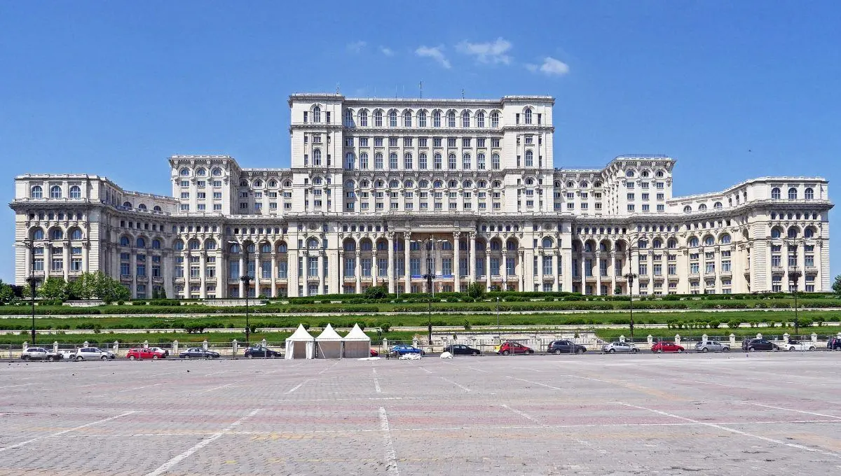 Câte etaje subterane are Casa Poporului? Unde duc tunelurile de sub Palatul Parlamentului?