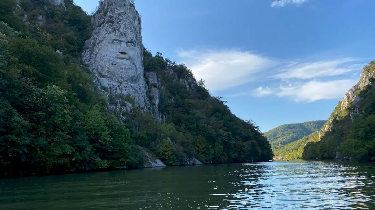 De ce locul unde Dunărea face defileu se numește La Cazane?