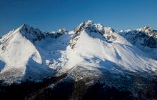 Care este cel mai înalt vârf din Munții Carpați? Unde se află acesta?