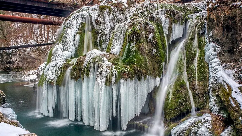 Cum arată Cascada Bigăr iarna? Unde se află aceasta?