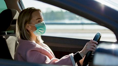 Este obligatoriu să porți masca în mașină?