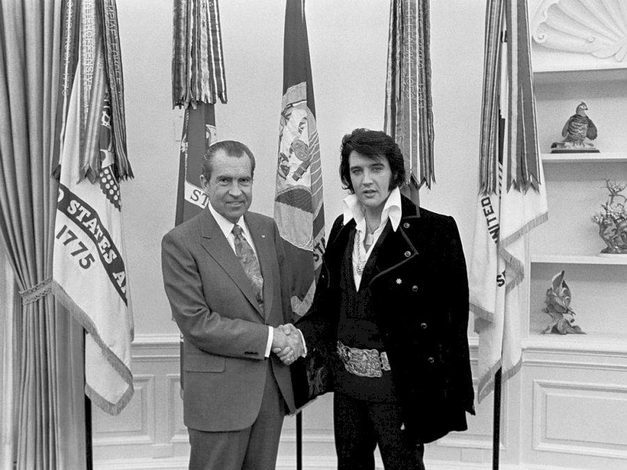 1200px-Elvis-nixon