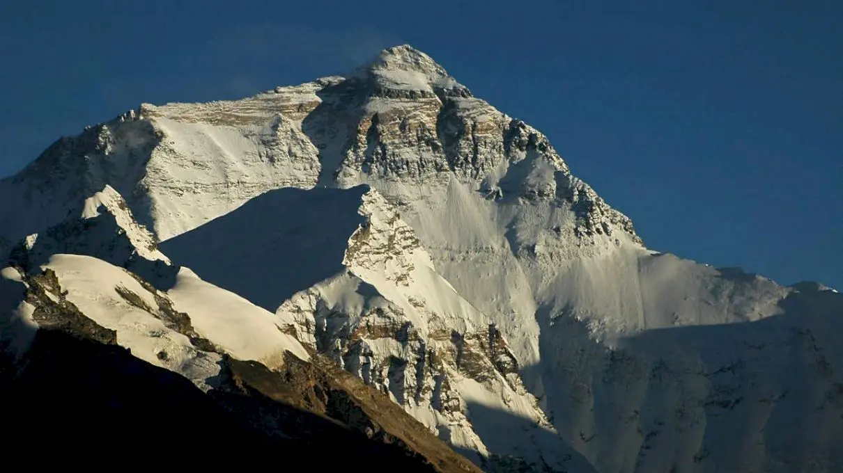 Este adevărat că reprezentanții chinezi „au tăiat” 3 metri din Vârful Everest?