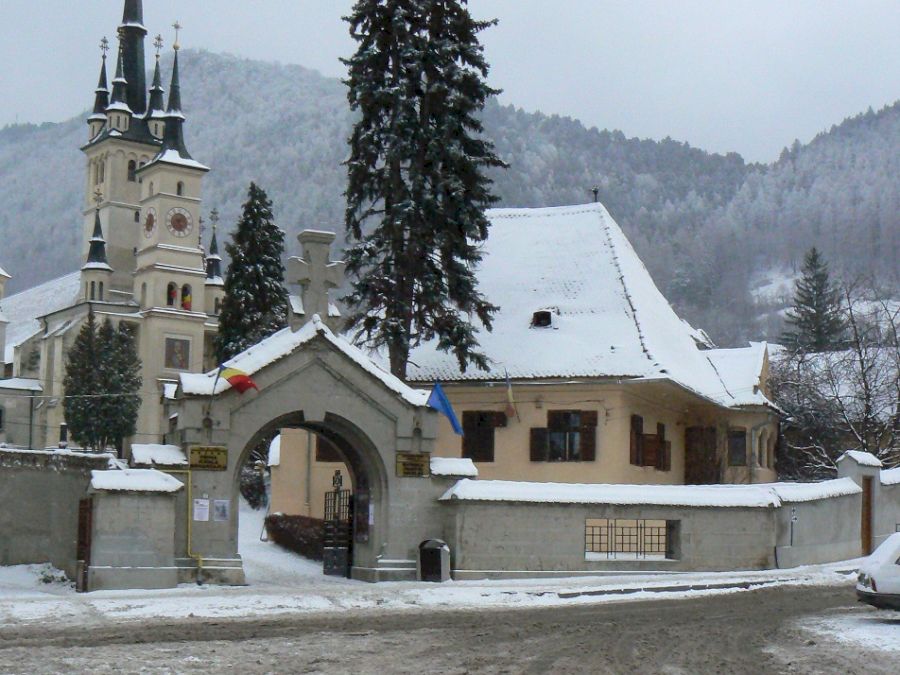 Biserica_Sfântul_Nicolae_Şcheii_Braşovului_iarna