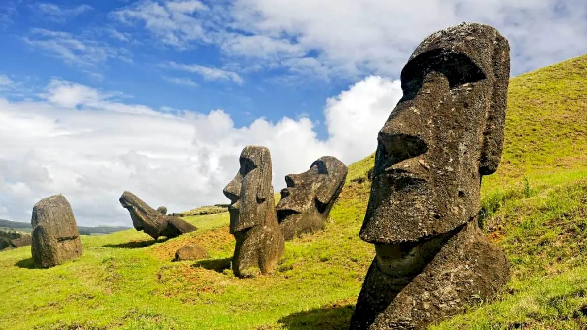 Ce reprezintă misterioasele statui gigantice de pe Insula Paștelui?