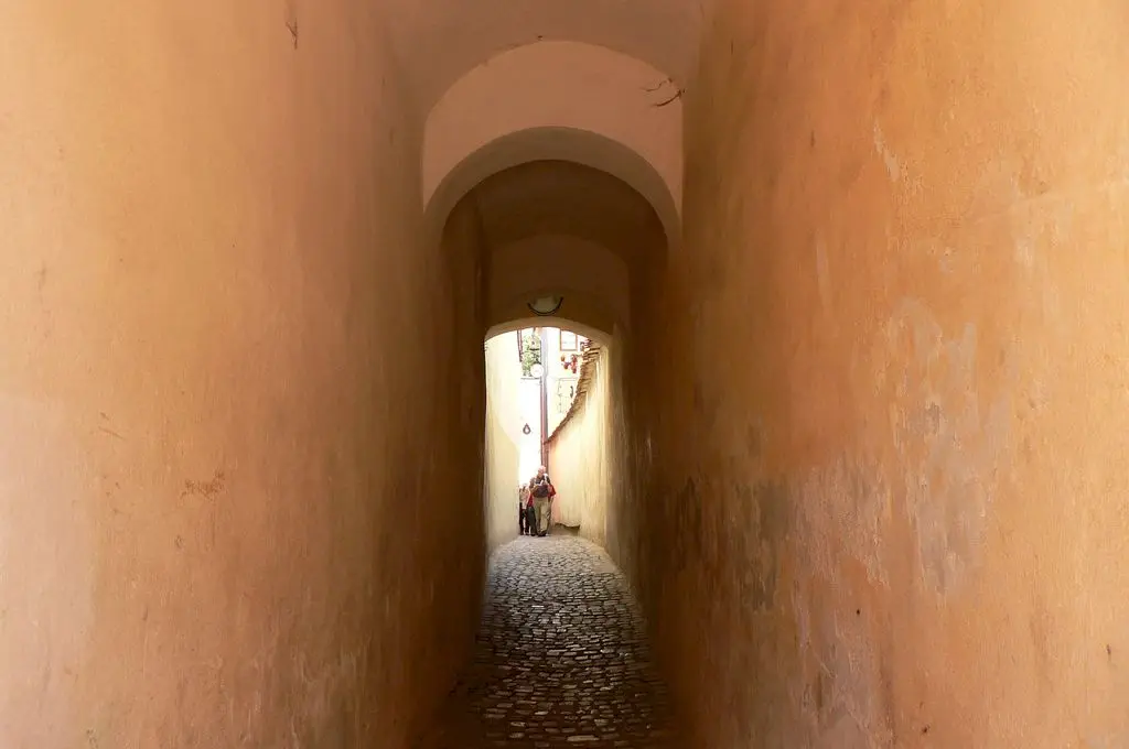 Strada Sforii din Brașov. Care este povestea celei mai înguste străzi din Europa de Est?