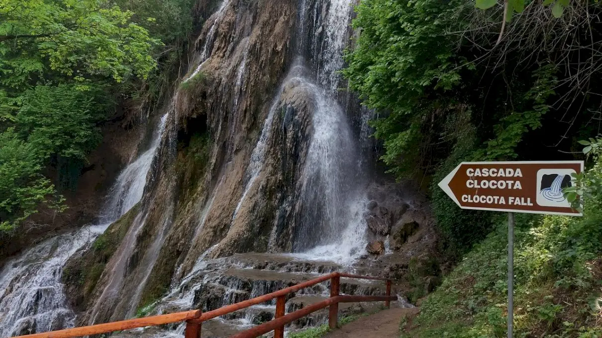 De ce este Cascada Clocota una dintre cele mai spectaculoase din România?