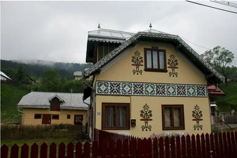 Care este satul din România unde casele sunt pictate?