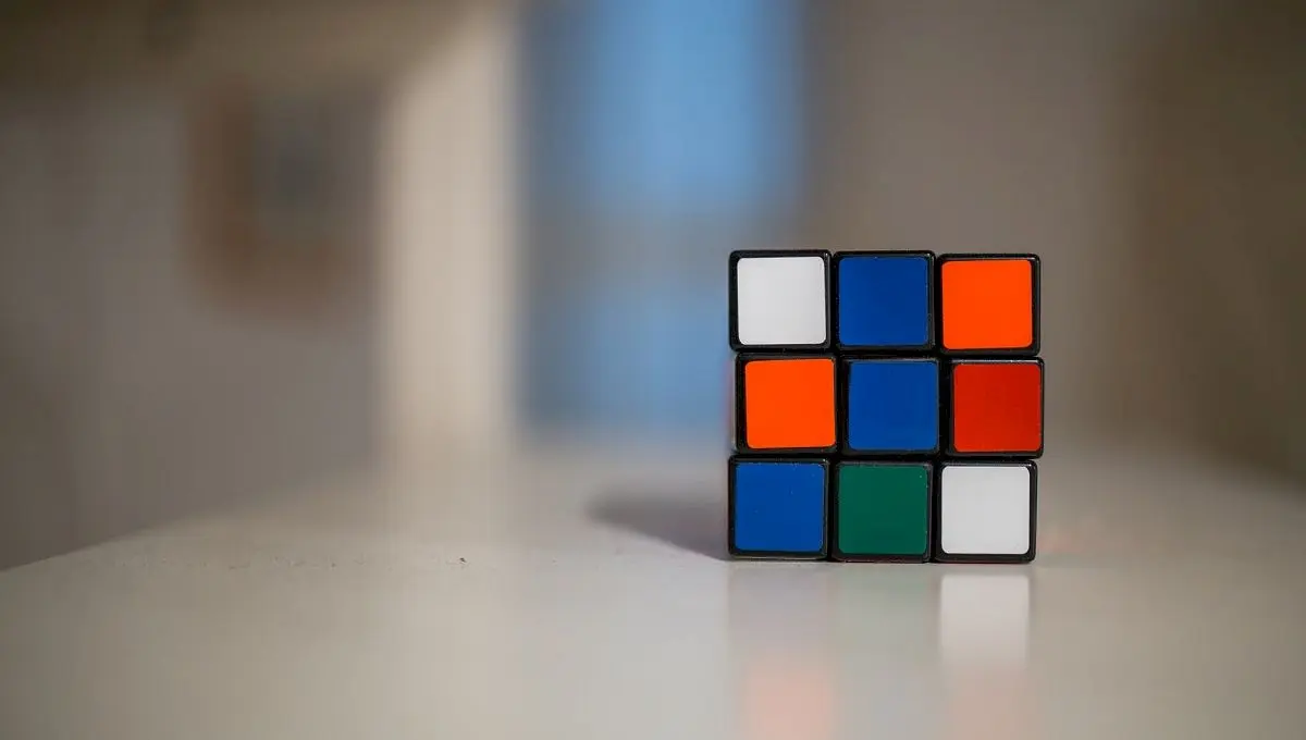 Cum să rezolvi un Cub Rubik? Secrete pentru a poziționa culorile!