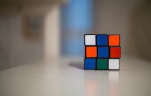 Cum să rezolvi un Cub Rubik? Secrete pentru a poziționa culorile!