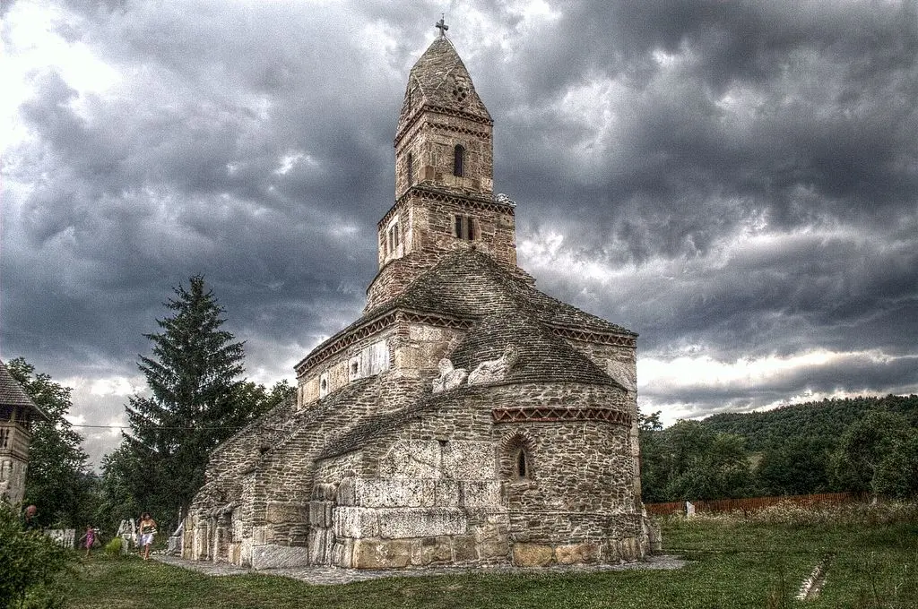 Care este cel mai vechi lăcaș de cult de piatră din România?