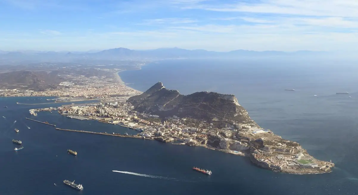 E adevărat că, în Gibraltar, circulația mașinilor se oprește din cauza avioanelor?