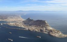 E adevărat că, în Gibraltar, circulația mașinilor se oprește din cauza avioanelor?