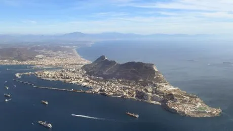 E adevărat că, în Gibraltar, circulația mașinilor se oprește din cauza avioanelor?