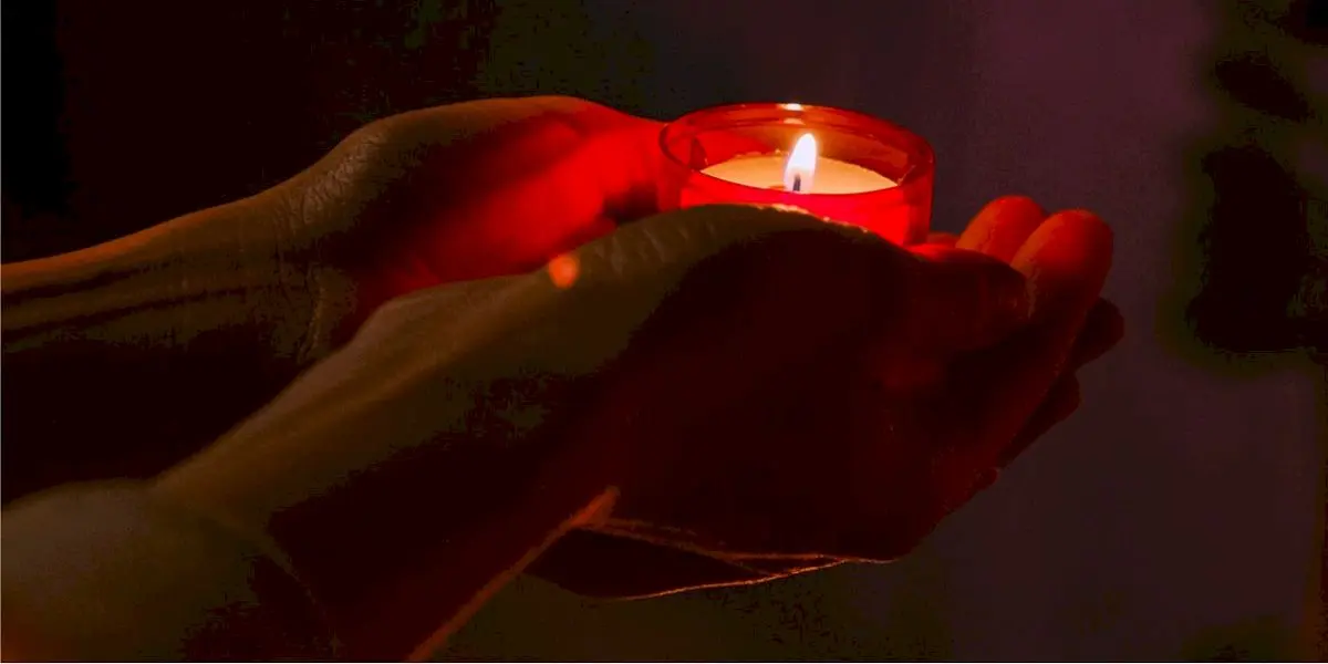 Cine sunt oamenii cărora li se aprind lumânările singure la Mormântul Sfânt?