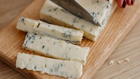 Ce este brânza maturată? Curiozități despre maturarea brânzei