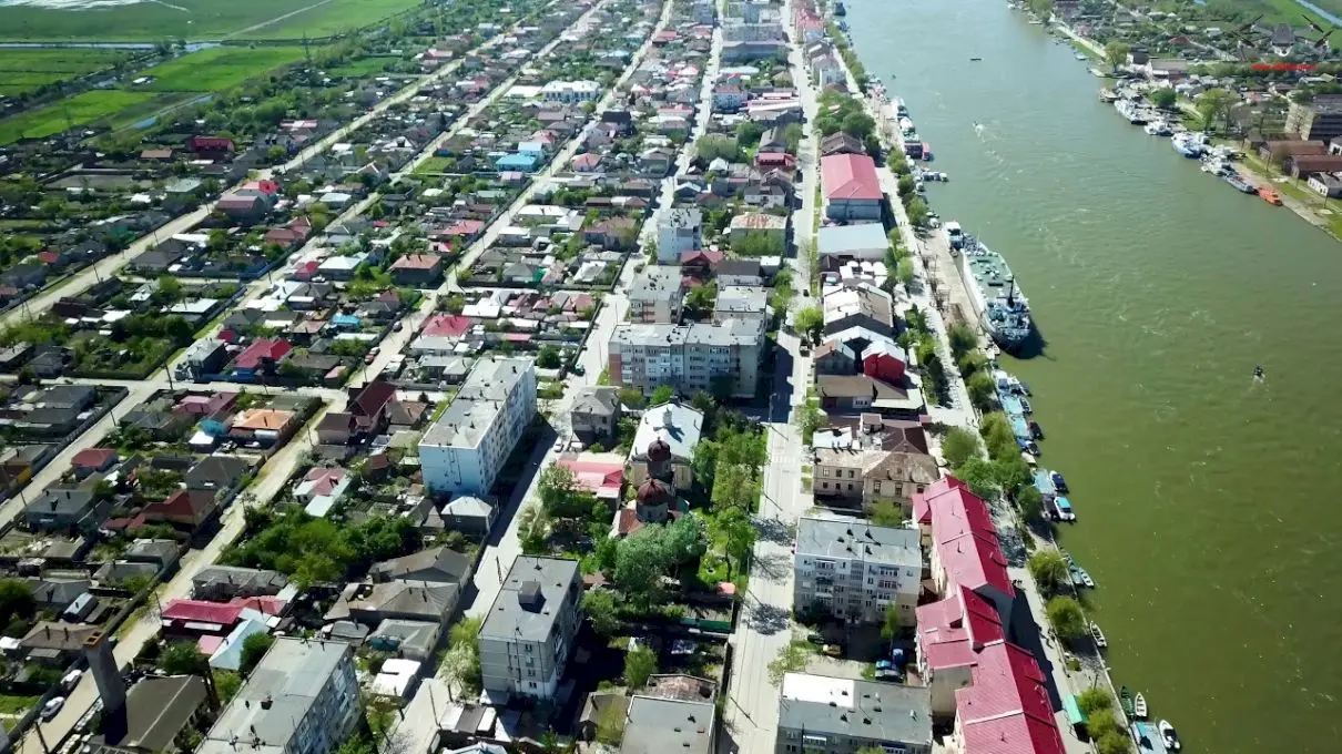 Care este singurul oraș care are port și la Dunăre și la Marea Neagră?